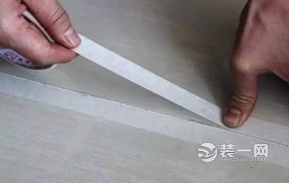 然后再用美工刀把胶管的嘴裁切掉,建议裁切的胶管嘴要比瓷砖缝隙小