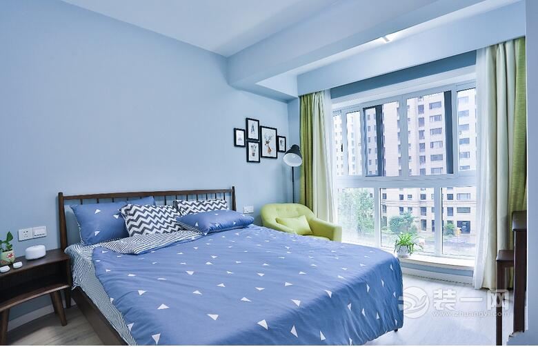 卧室清新淡雅,玻璃窗干净明亮,墙体色彩依旧是浅蓝色,和谐自然
